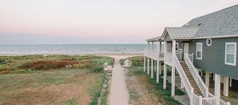 Private Beach Access, Hot Tub, Great Location, Golf Cart Onsite!