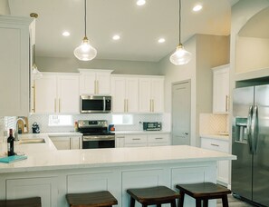 冰箱、微波炉、烤箱、炉灶