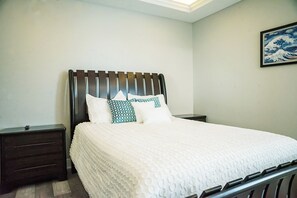 3 habitaciones, tabla de planchar con plancha y cuna de viaje 