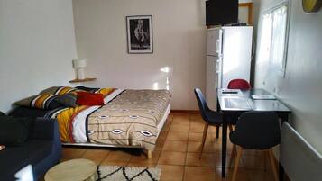 1 chambre, bureau, fer et planche Ă repasser, lit parapluie