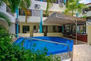 Bar junto a la piscina