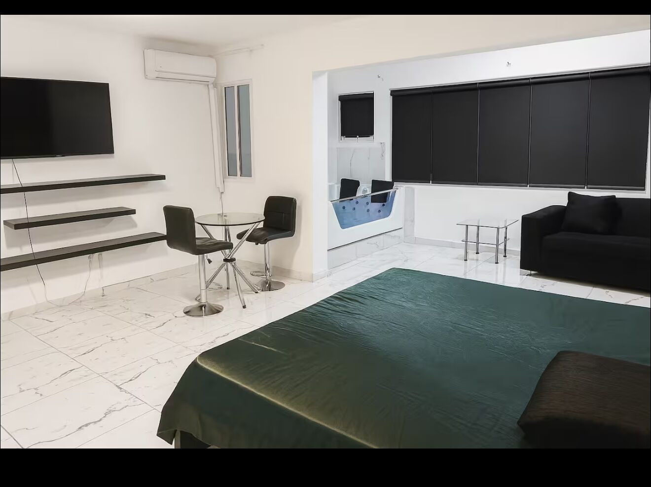 Standard Studio | In-room safe, iron/ironing board, free WiFi