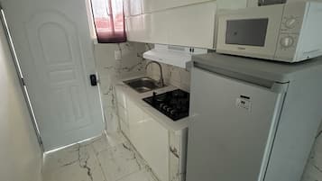 Geladeira grande, micro-ondas, cooktop, torradeira