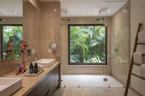 Dusche, Haartrockner, Handtücher, Seife