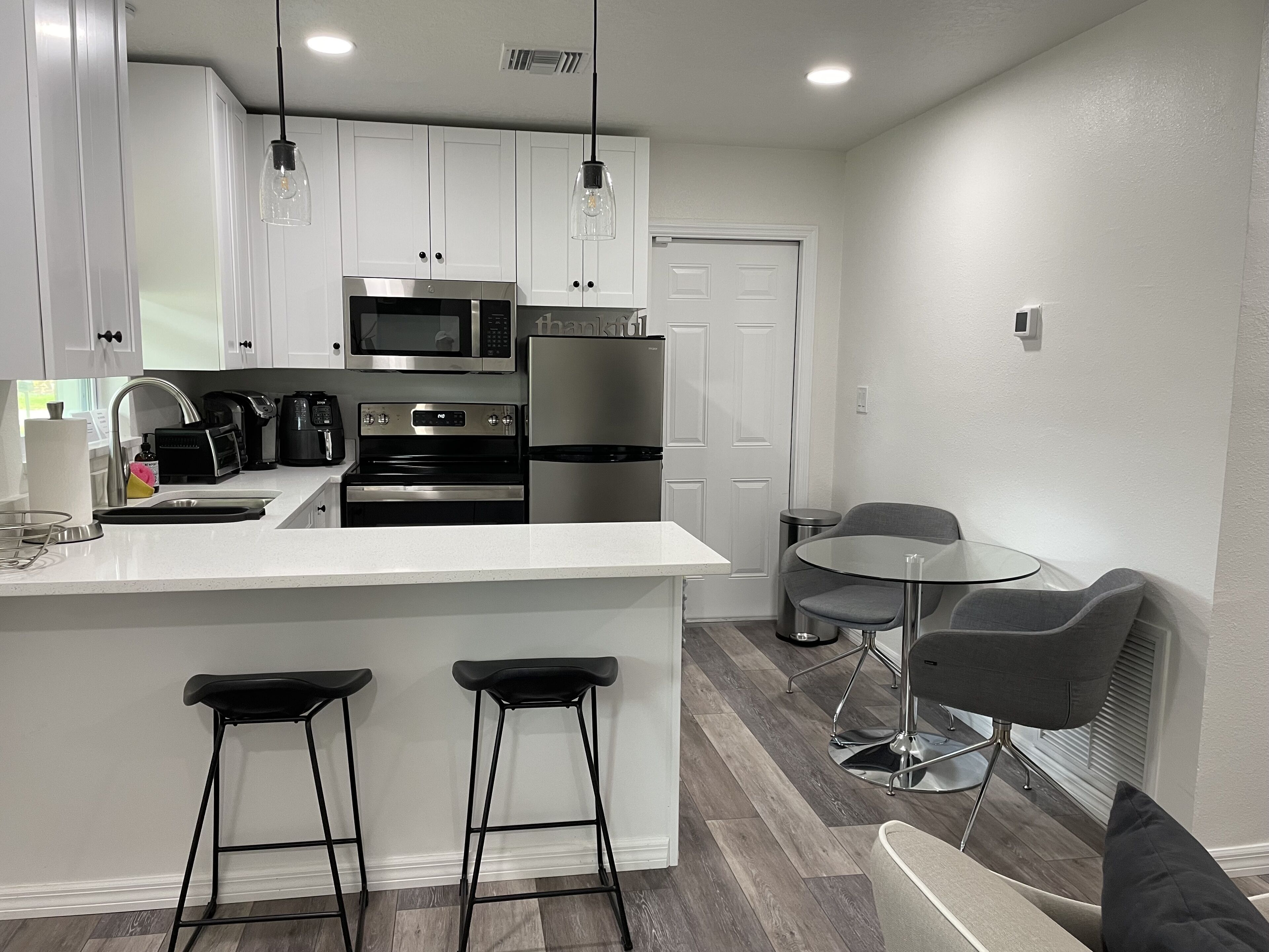 Off of I-75 and SR-60, newly renovated 1 bedroom unit mins to Airport/Downtown.
