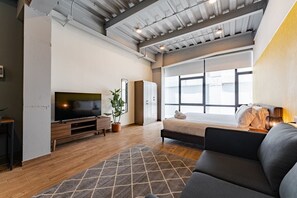 1 habitación, escritorio, tabla de planchar con plancha y wifi 