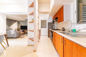 Een koelkast, een magnetron, een oven, een kookplaat