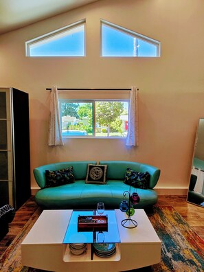 TV - Cozy Modern Space with Pool (Los Angeles)
