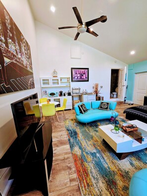 TV - Cozy Modern Space with Pool (Los Angeles)