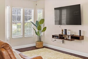 Living area - Cozy Silver Creek Luxury  (Bakersfield)