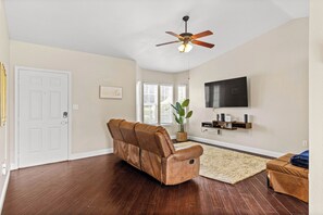 Living area - Cozy Silver Creek Luxury  (Bakersfield)