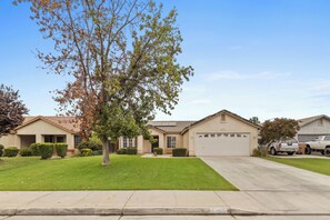 Exterior - Cozy Silver Creek Luxury  (Bakersfield)