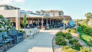 Un hôtel doté d’une terrasse extérieure, d’un patio couvert et d’un jardin aménagé.