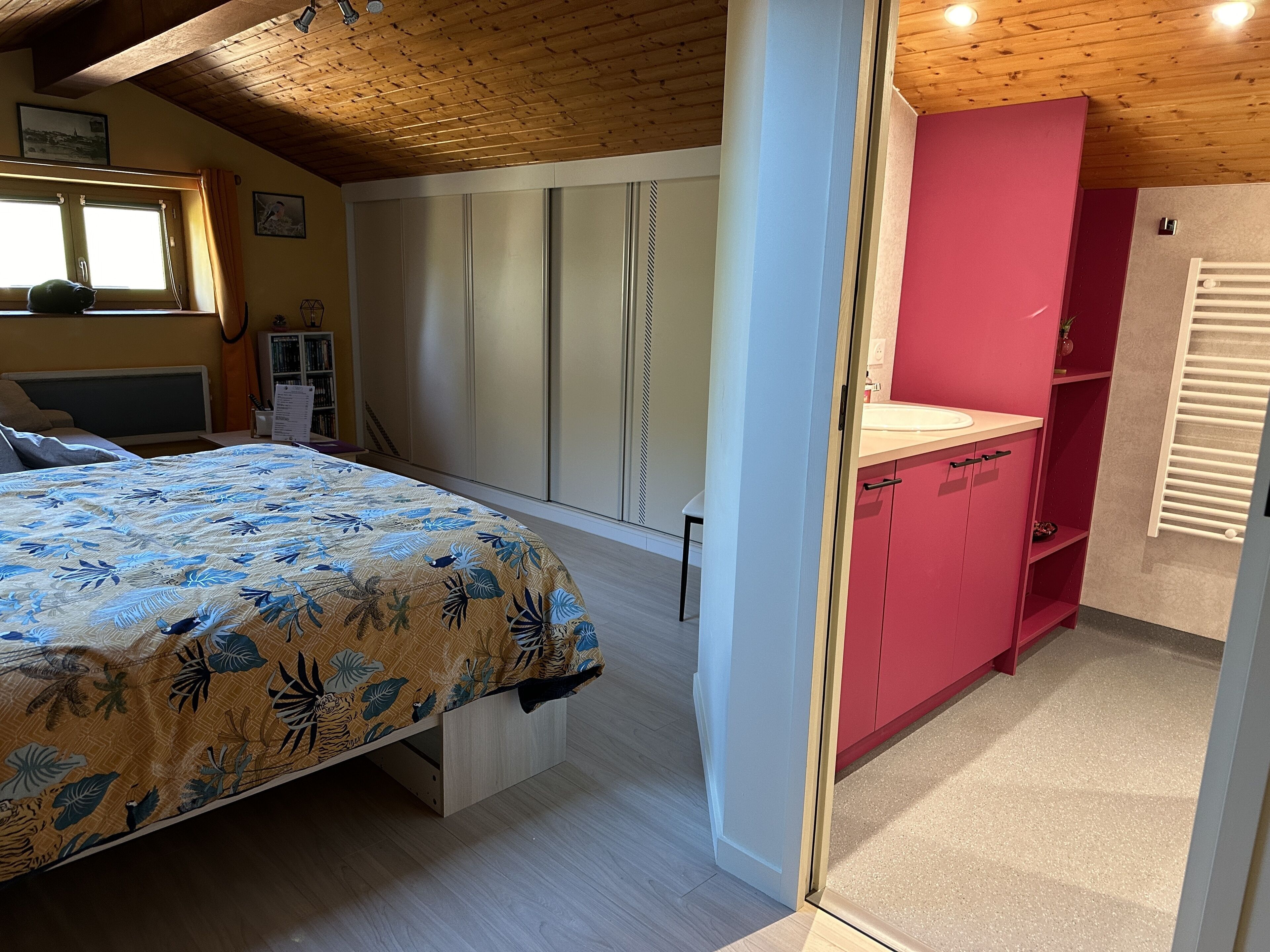 1 bedroom, desk, travel cot, free WiFi