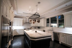 Oven - Elegant Modern Beverly Hills Mansion (Beverly Hills)