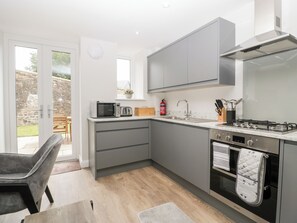 Frigorífico, lavavajillas, hervidor eléctrico y tostadora