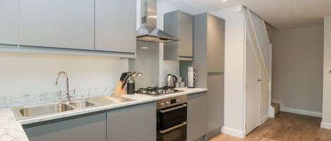 Refrigerador, lavavajillas, tetera/pava eléctrica, tostadora