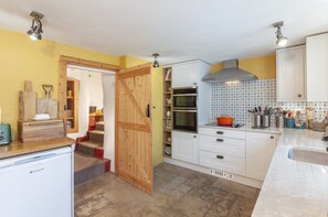 Microwave, oven, dishwasher, high chair - Sausage Cottage near Oakford (Nr Bampton)