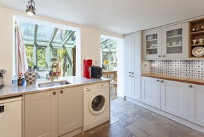 Mikrobølgeovn, ovn, oppvaskmaskin og høy barnestol