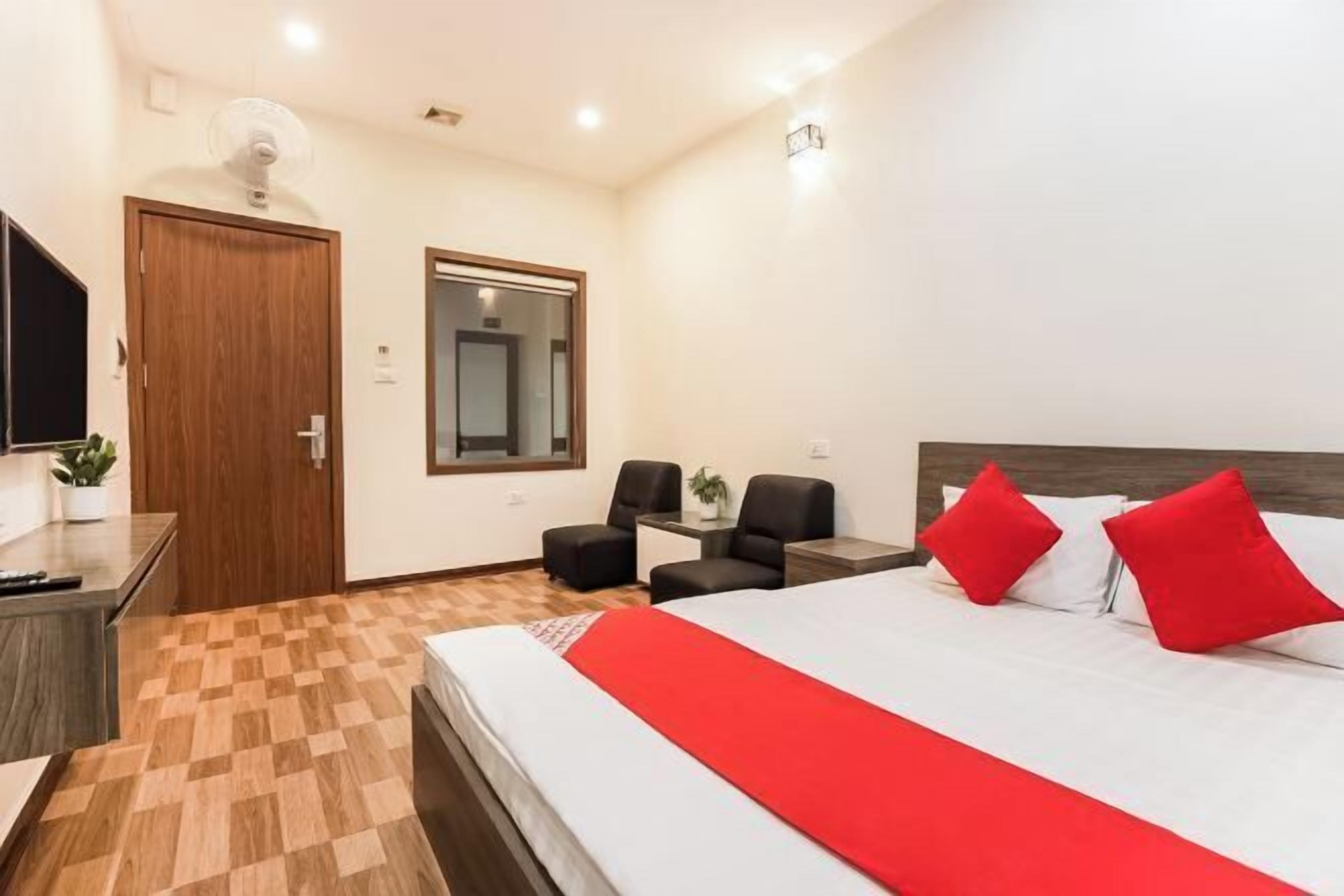 Bàn, truy cập Internet không dây miễn phí, bộ trải giường 