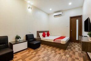 Una scrivania, Wi-Fi gratuito, lenzuola