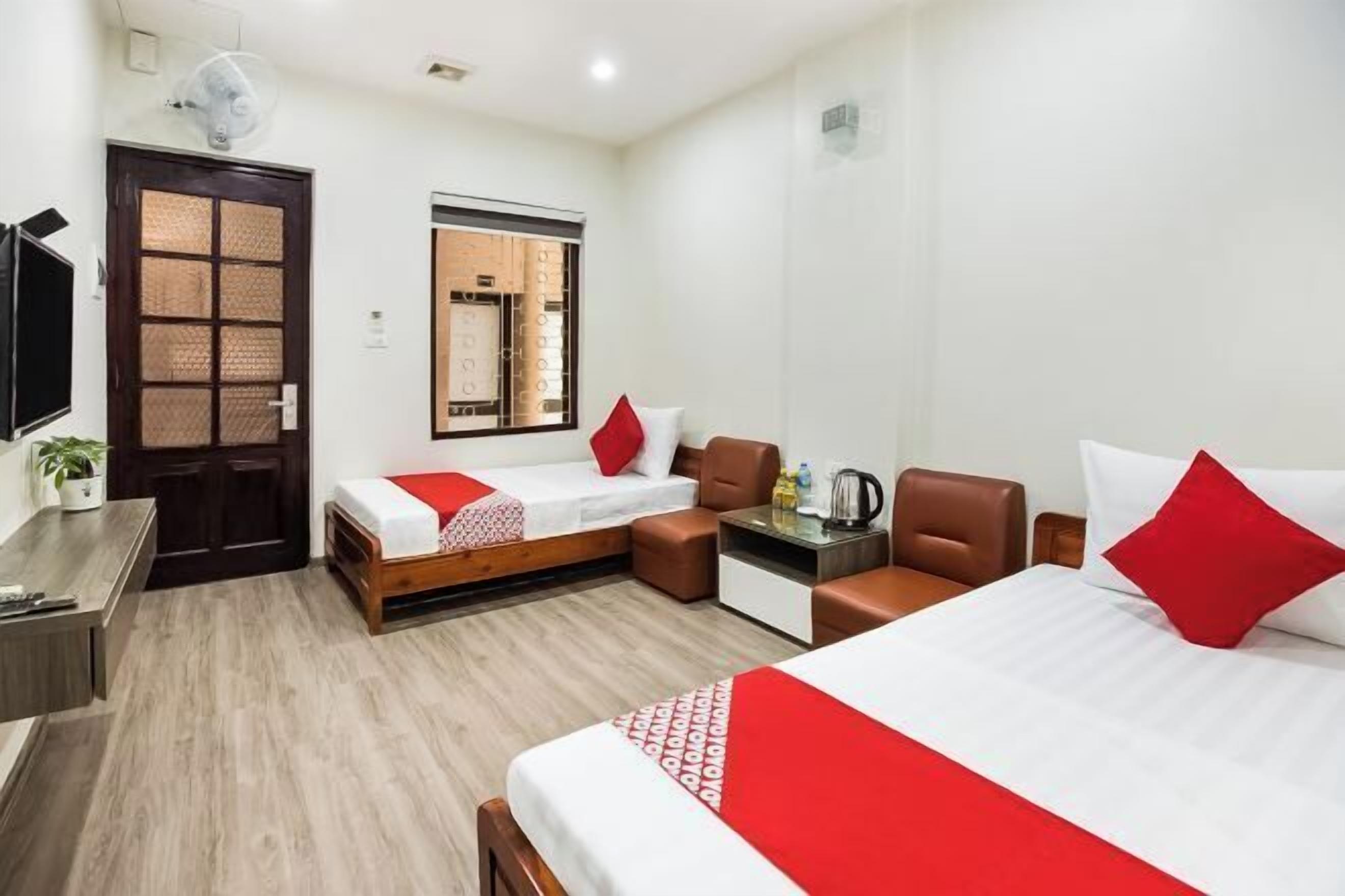 Bàn, truy cập Internet không dây miễn phí, bộ trải giường 