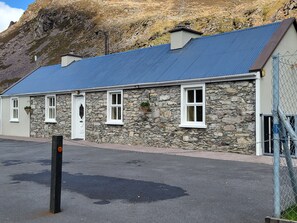 Exterior - Colleen Bawn Cottage, Gap Of Dunloe, Kerry (Killarney, Co Kerry)