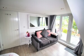 TV, fireplace, books - 3 Bedrooms - 2 Bath Rooms - Dog Friendly - Parking (Berwick-upon-Tweed)