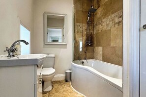 Combined shower/bathtub, hair dryer, towels - 3 Bedrooms - 2 Bath Rooms - Dog Friendly - Parking (Berwick-upon-Tweed)