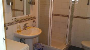 Een douche, een haardroger, een bidet, handdoeken