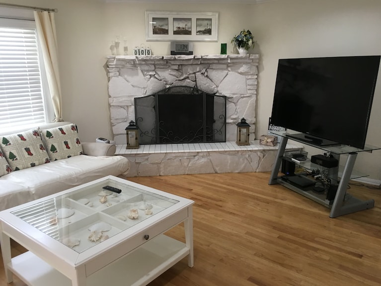 Lovely Cottage 2 Miles From The Beach In Quiet Neighborhood - Los Angeles, CA