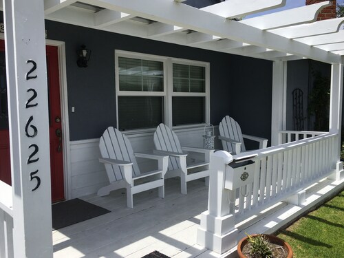 Lovely cottage 2 miles from the beach in quiet neighborhood