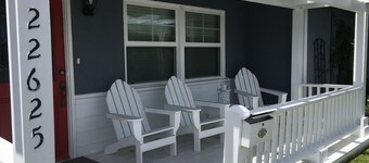 Lovely cottage 2 miles from the beach in quiet neighborhood