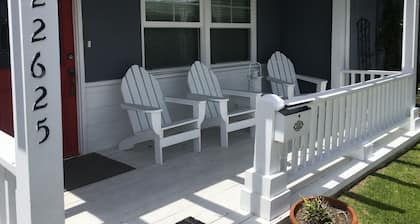 Lovely cottage 2 miles from the beach in quiet neighborhood