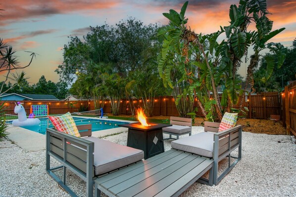 Terrace/patio - NEW! The Oasis-Mini Golf ⛳️ Perfect for Families 👨👩👧👦 Minutes to Beach (Largo)