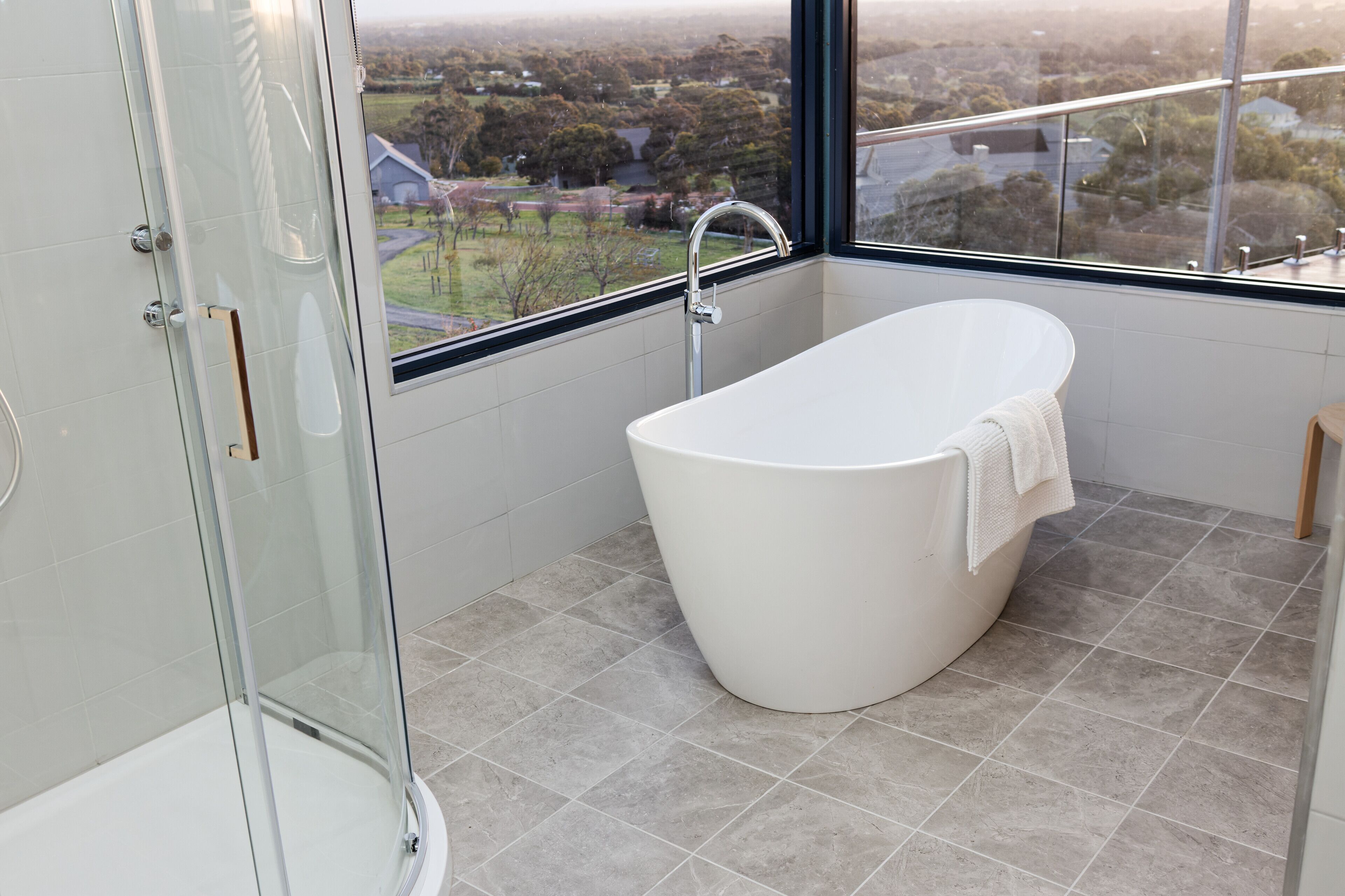 Douche, serviettes fournies, savon, papier toilette