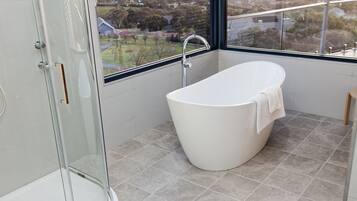 Douche, serviettes fournies, savon, papier toilette