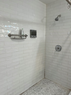 Douche, sĂšche-cheveux, serviettes fournies, savon