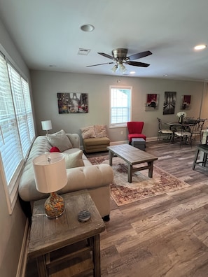 Smart TV - 3Br/2Ba Modern Bungalow w/ 6 Person Hot Tub! (Atlanta)