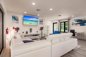 2 bedrooms - Modern Spacious Home With Pool Jacuzzi (Fort Lauderdale)