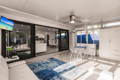 Modern Spacious Home With Pool Jacuzzi