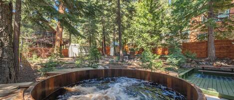 Tina de hidromasaje al aire libre