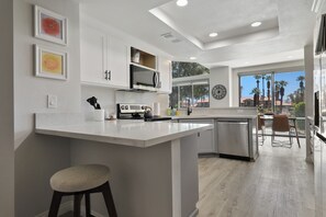 Refrigerador, microondas, horno, placa de cocina