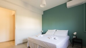 A bedroom with a bed, a nightstand, and an air conditioning unit. - Rosetta Mare in Alcamo Marina (Alcamo)