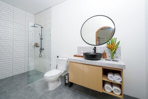 Douche, douche à « effet pluie », articles de toilette gratuits