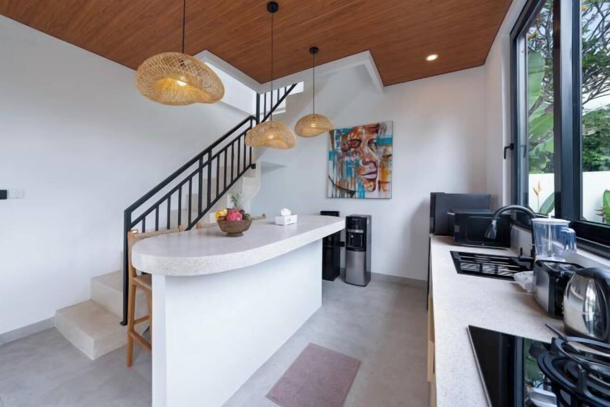 Private kitchen | Fridge, microwave, rice cooker, cookware/dishes/utensils