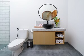 Douche, douche à « effet pluie », articles de toilette gratuits