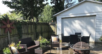 Pet friendly remodeled bungalow home just two blocks from Washington Park.