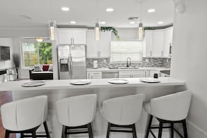 Réfrigérateur, four à micro-ondes, un four, surface de cuisson