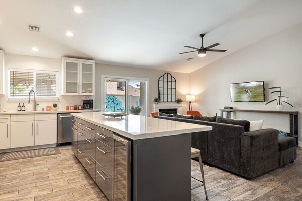 ثلاجة، ميكروويف، فرن، موقد طهي مسطح